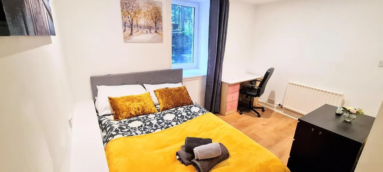 Luxury Five Bedroom Deluxe Duplex Apartment I City Centre Edinburgh I Fully Equipped I Fountainpark 0*,  Velká Británie