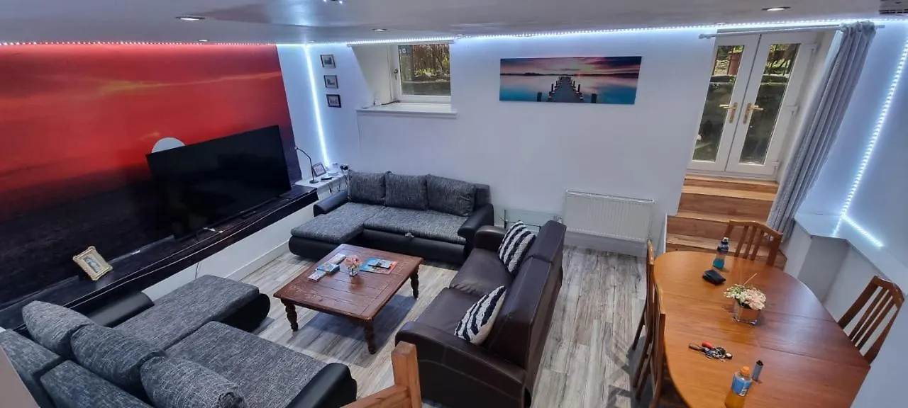 Luxury Five Bedroom Deluxe Duplex Apartment I City Centre Edinburgh I Fully Equipped I Fountainpark